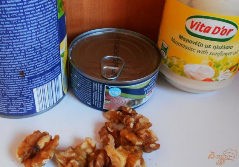 Фото приготовление рецепта: Закуска из консервированных персиков и тунца шаг №1