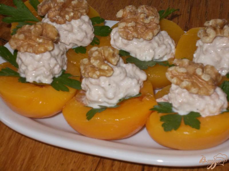 Фото приготовление рецепта: Закуска из консервированных персиков и тунца шаг №5