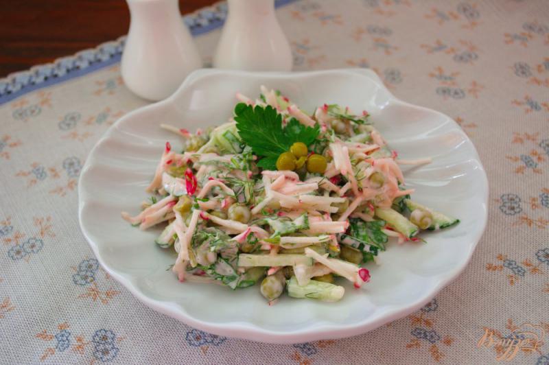 Фото приготовление рецепта: Весенний салат с редисом и горошком шаг №4