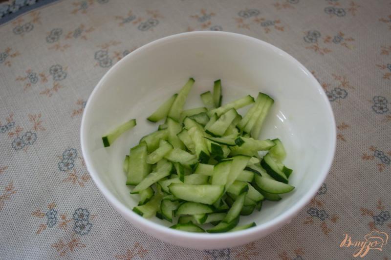 Фото приготовление рецепта: Весенний салат с редисом и горошком шаг №1