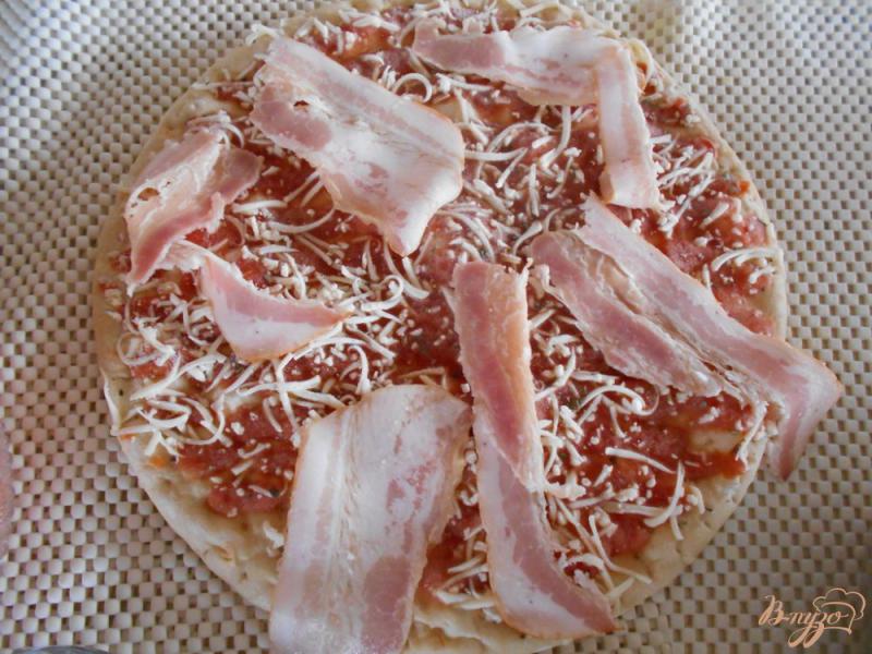 Фото приготовление рецепта: Пицца с ветчиной и беконом шаг №2