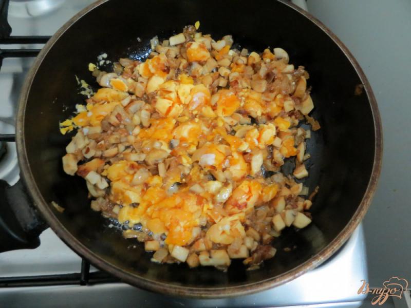 Фото приготовление рецепта: Яйца фаршированные жареными шампиньонами шаг №7