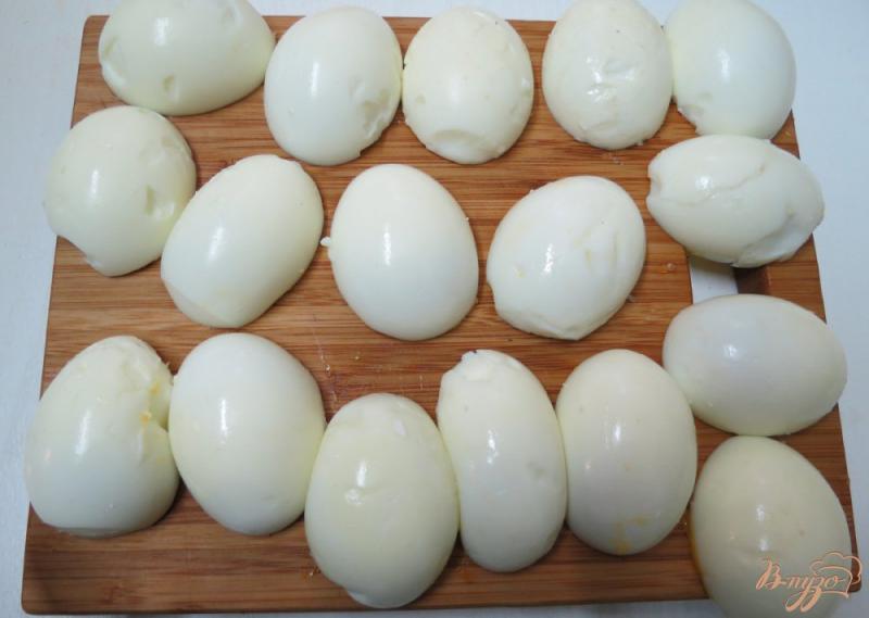 Фото приготовление рецепта: Яйца фаршированные жареными шампиньонами шаг №1