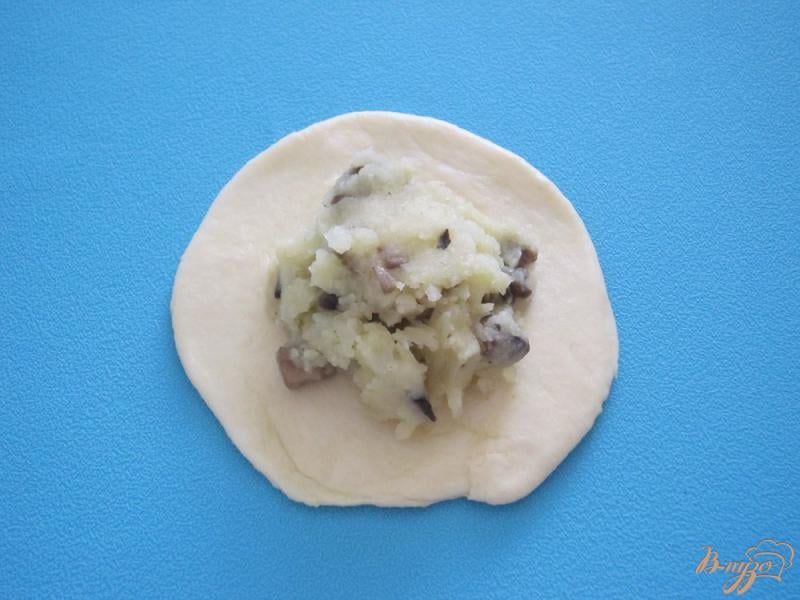 Фото приготовление рецепта: Пирожки в духовке с картофелем и грибами шаг №9