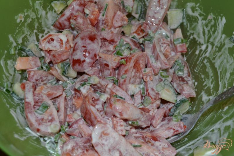 Фото приготовление рецепта: Летний салат со сметаной шаг №5