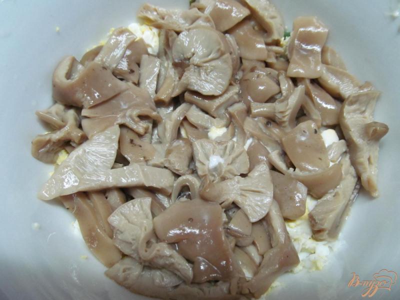 Фото приготовление рецепта: Салат из копченной курицы фасоли и огурца шаг №5