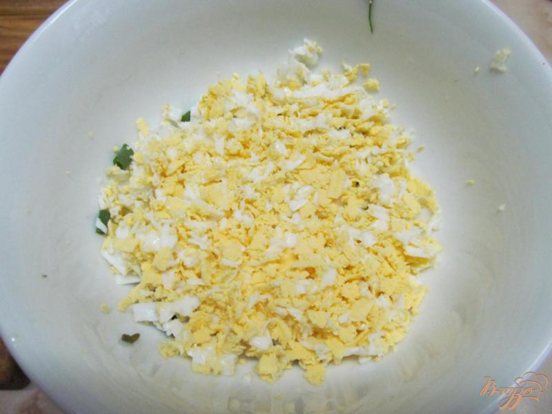 Фото приготовление рецепта: Салат из копченной курицы фасоли и огурца шаг №4