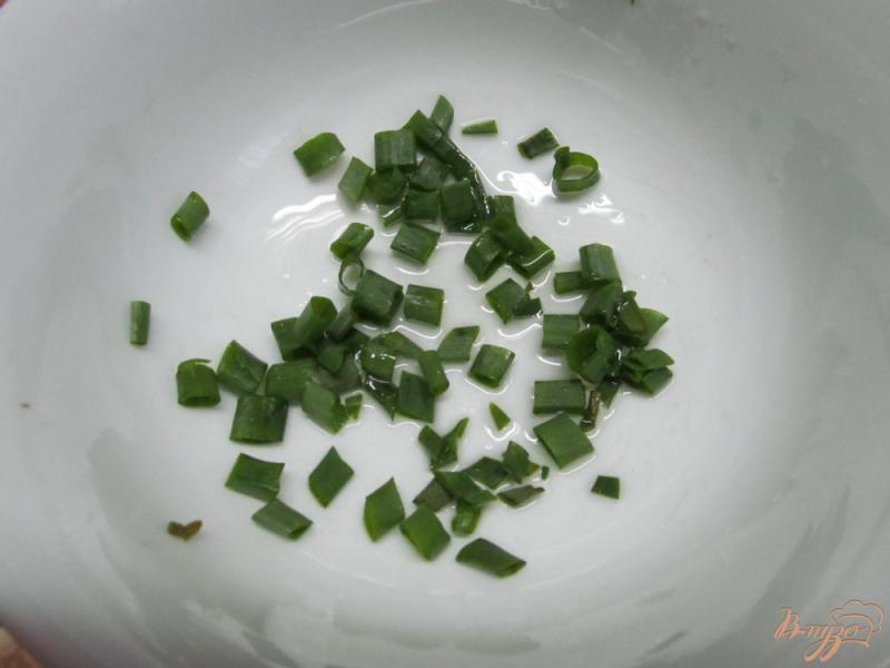 Фото приготовление рецепта: Салат из копченной курицы фасоли и огурца шаг №3