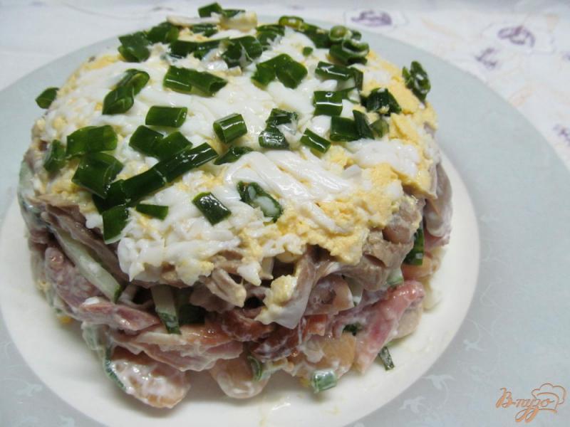 Фото приготовление рецепта: Салат из копченной курицы фасоли и огурца шаг №11