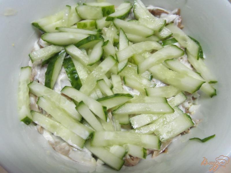 Фото приготовление рецепта: Салат из копченной курицы фасоли и огурца шаг №6