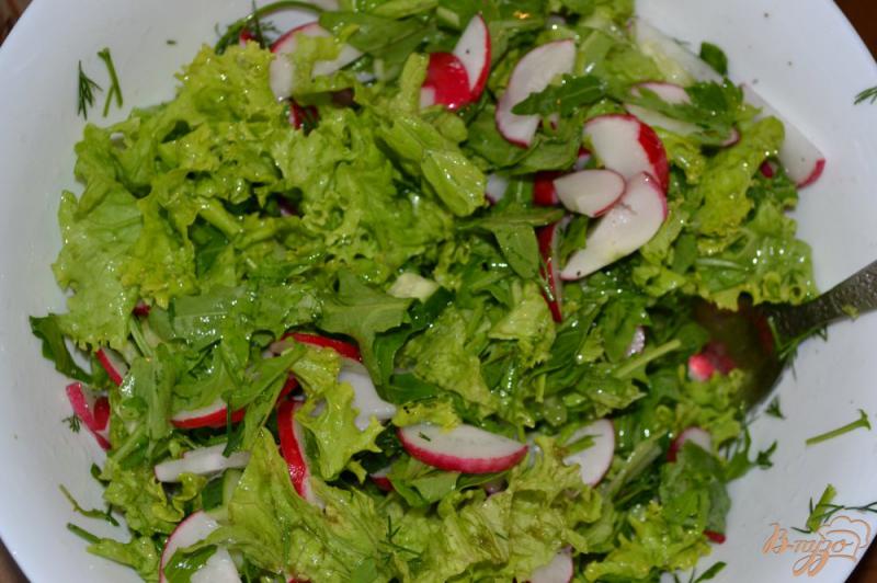 Фото приготовление рецепта: Салат из рукколы, редиса и листьев салата шаг №5