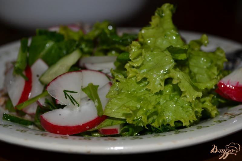Фото приготовление рецепта: Салат из рукколы, редиса и листьев салата шаг №6