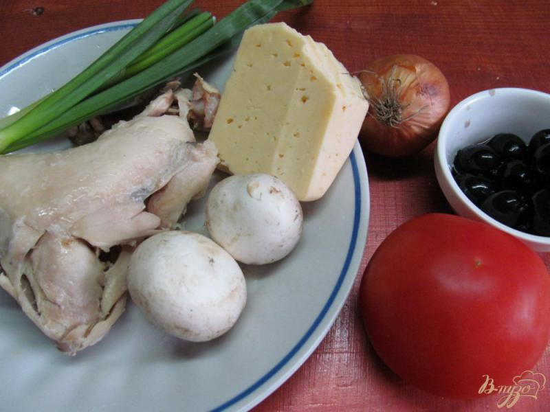 Фото приготовление рецепта: Салат из курицы помидора и грибов шаг №1