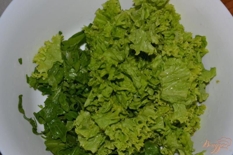 Фото приготовление рецепта: Салат из рукколы, редиса и листьев салата шаг №2