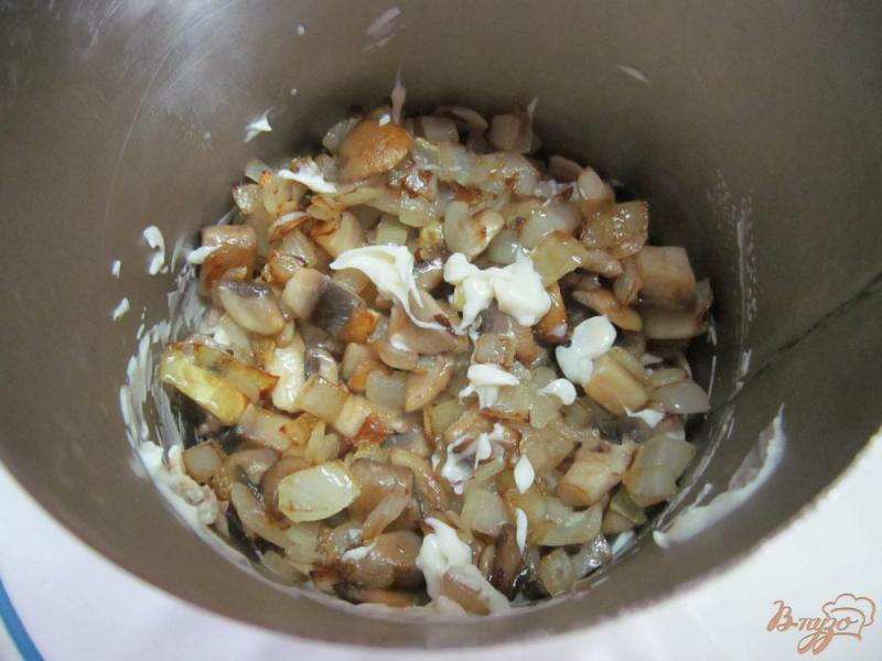Фото приготовление рецепта: Салат из курицы помидора и грибов шаг №5