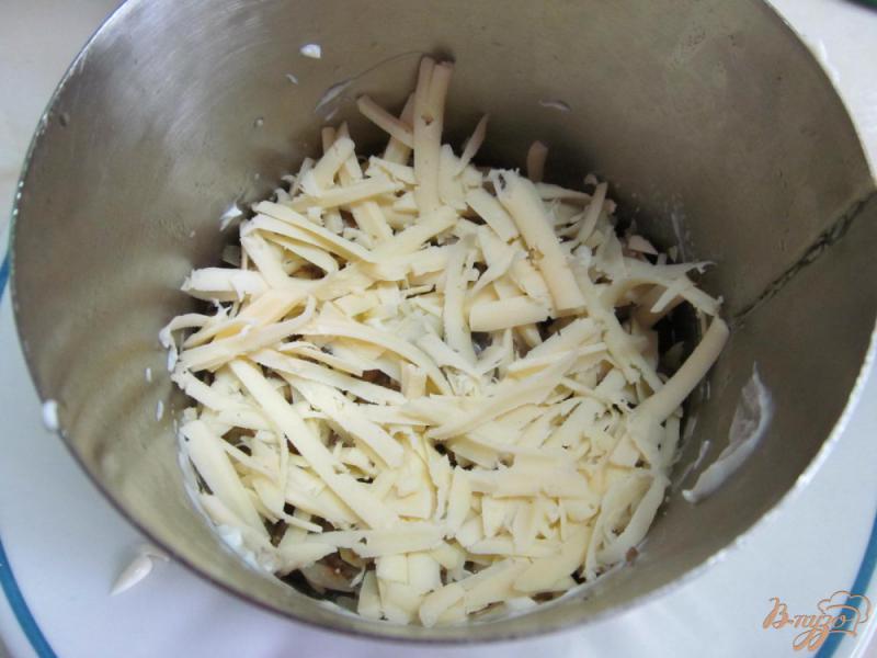 Фото приготовление рецепта: Салат из курицы помидора и грибов шаг №6