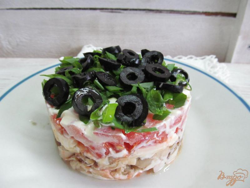 Фото приготовление рецепта: Салат из курицы помидора и грибов шаг №9