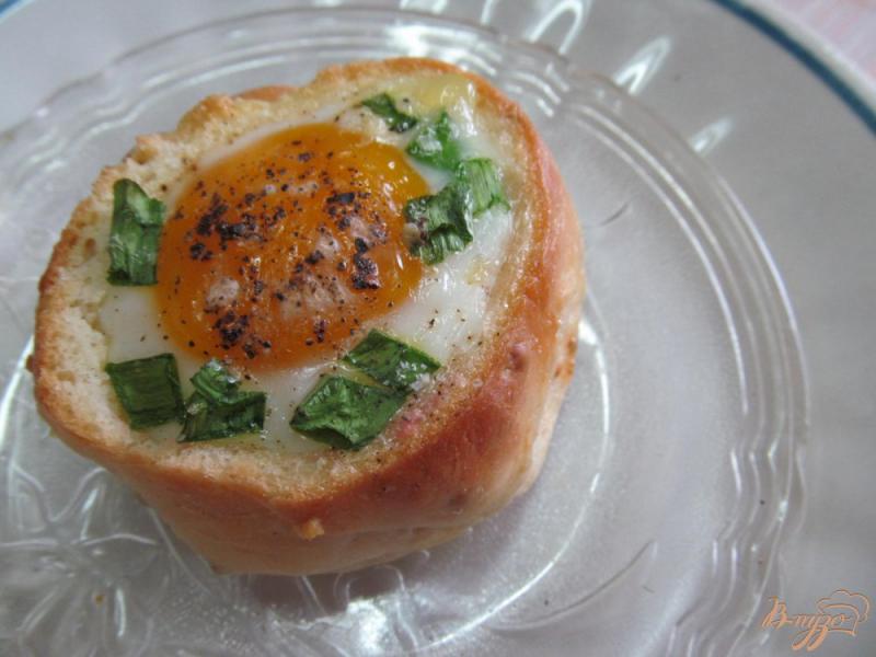 Фото приготовление рецепта: Яйцо в булочке шаг №8