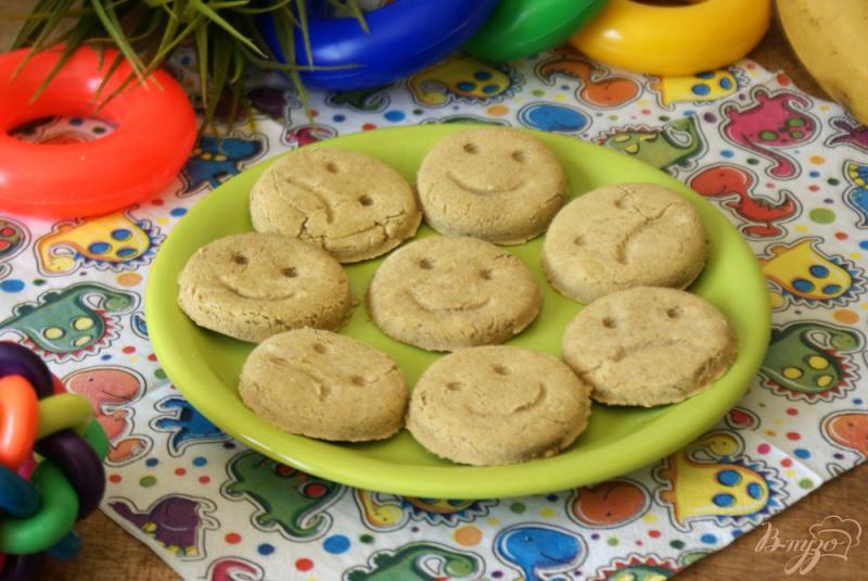 Фото приготовление рецепта: Детское кукурузное печенье «Смайлы» шаг №8