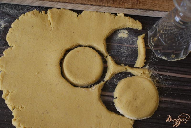Фото приготовление рецепта: Детское кукурузное печенье «Смайлы» шаг №6
