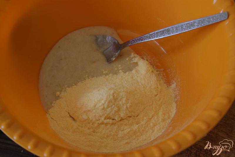 Фото приготовление рецепта: Детское кукурузное печенье «Смайлы» шаг №4