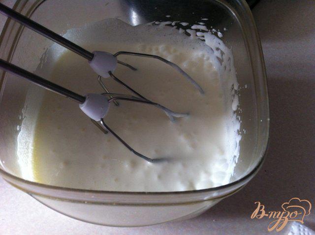 Фото приготовление рецепта: Ванильная  двухслойная запеканка  с клубничным соусом шаг №6