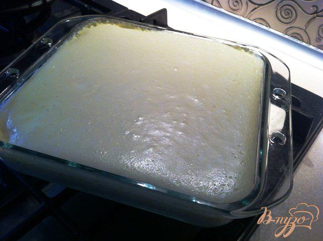 Фото приготовление рецепта: Ванильная  двухслойная запеканка  с клубничным соусом шаг №8