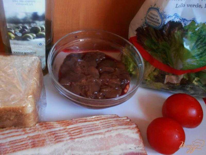 Фото приготовление рецепта: Теплый салат с печенью и беконом шаг №1