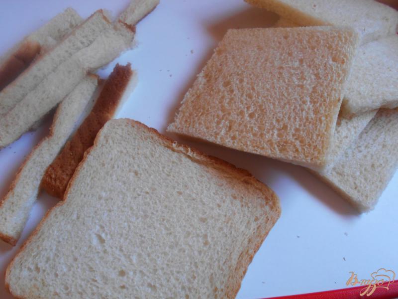 Фото приготовление рецепта: Рыбные пирожки из бутербродного хлеба с соусом песто шаг №2