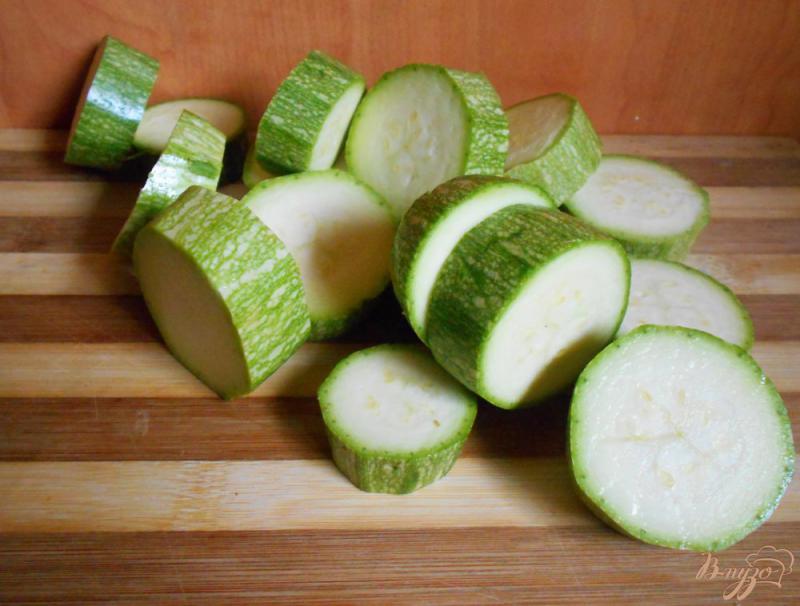 Фото приготовление рецепта: Кабачки в сливочном соусе с зеленью шаг №3