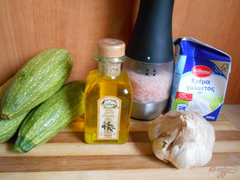 Фото приготовление рецепта: Кабачки в сливочном соусе с зеленью шаг №1
