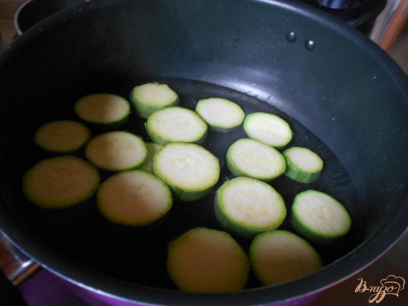 Фото приготовление рецепта: Кабачки в сливочном соусе с зеленью шаг №4