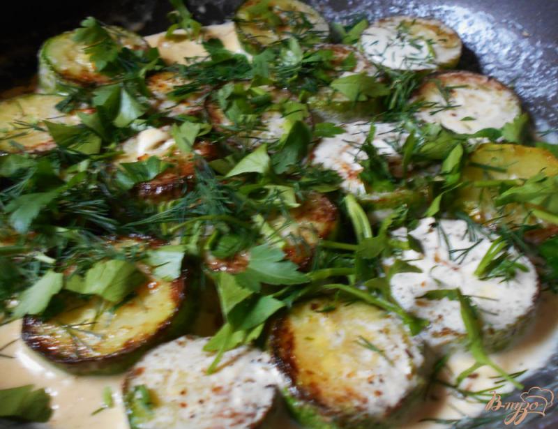Фото приготовление рецепта: Кабачки в сливочном соусе с зеленью шаг №7