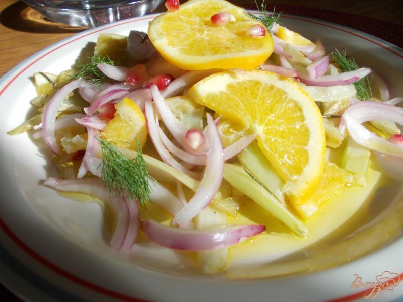 Фото приготовление рецепта: Салат с сангвини, фенхелем и маринованным луком шаг №6
