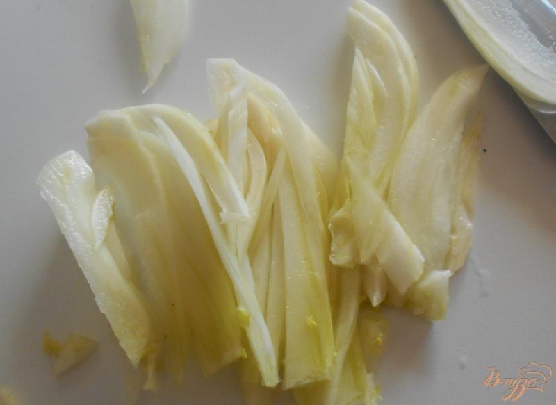 Фото приготовление рецепта: Салат с сангвини, фенхелем и маринованным луком шаг №4