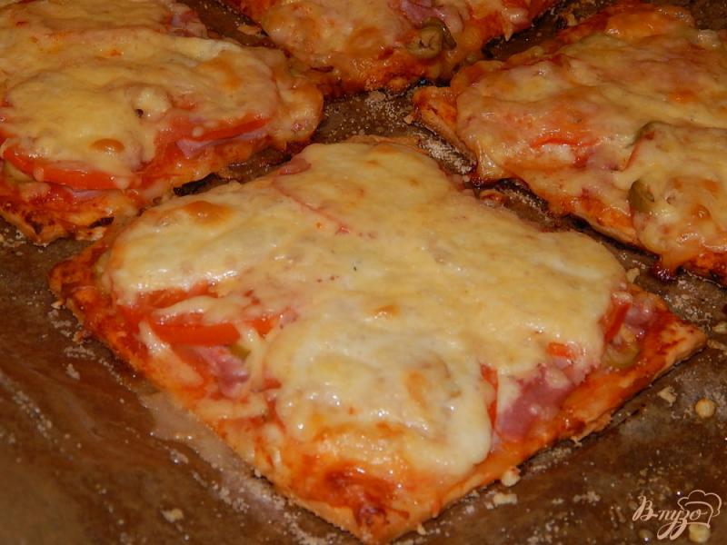 Фото приготовление рецепта: Пицца с колбасой и сыром шаг №9