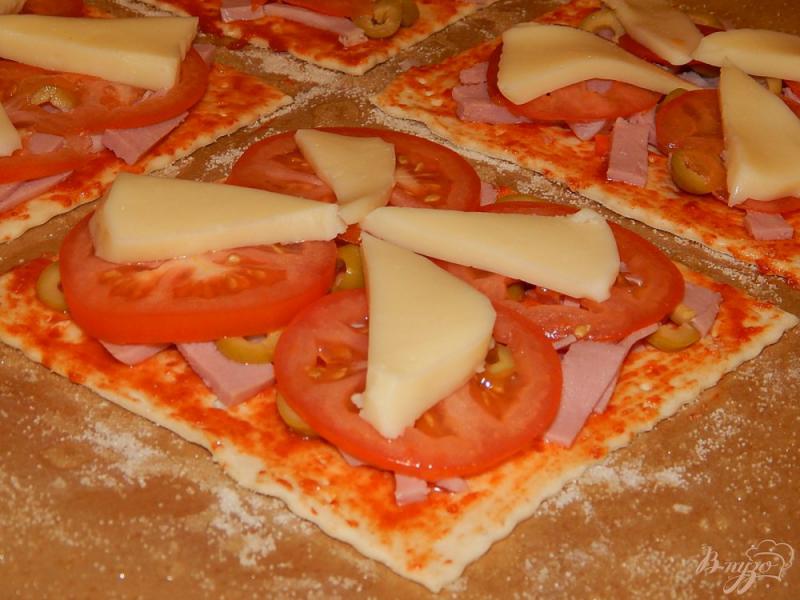 Фото приготовление рецепта: Пицца с колбасой и сыром шаг №7