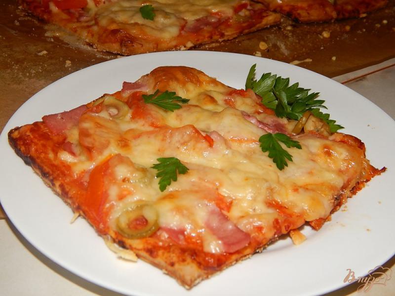 Фото приготовление рецепта: Пицца с колбасой и сыром шаг №10