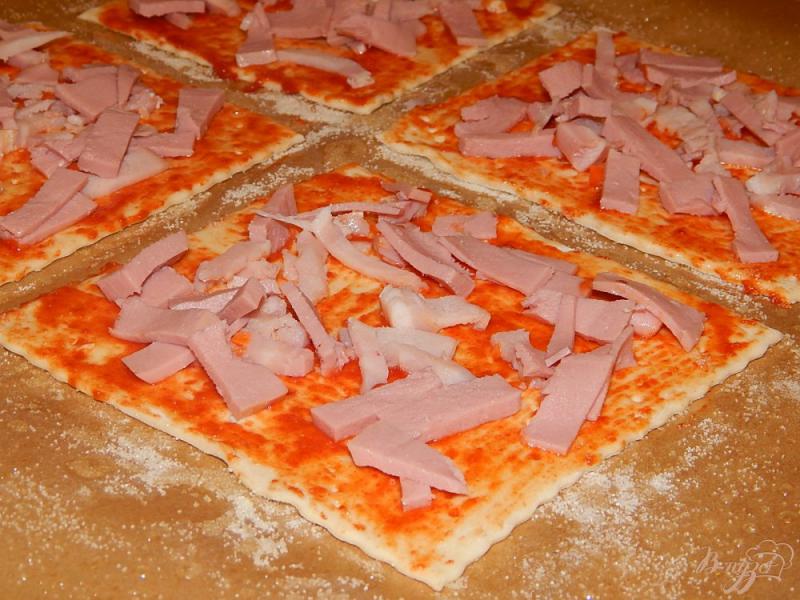 Фото приготовление рецепта: Пицца с колбасой и сыром шаг №4