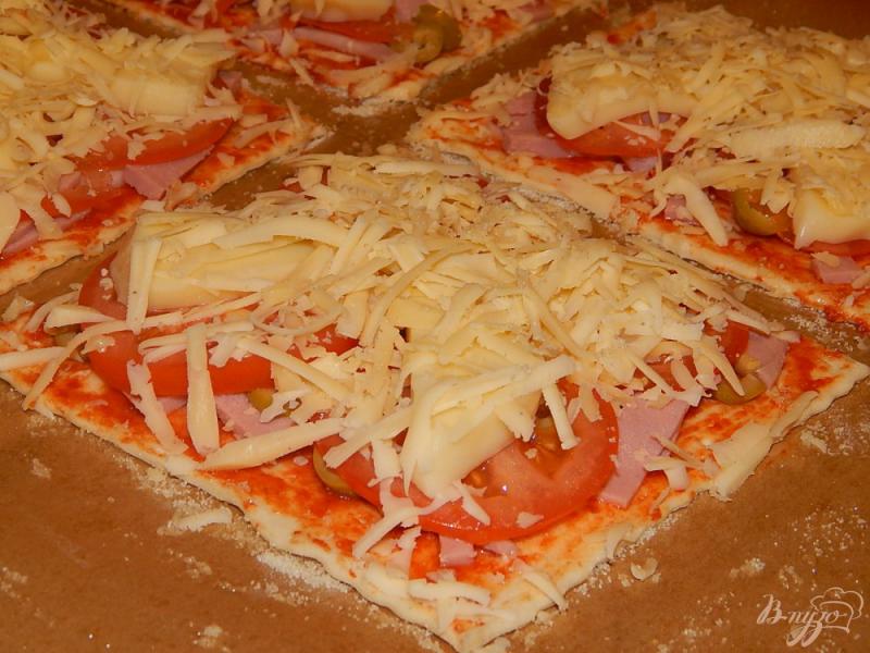 Фото приготовление рецепта: Пицца с колбасой и сыром шаг №8
