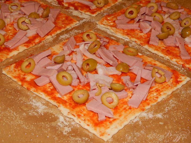 Фото приготовление рецепта: Пицца с колбасой и сыром шаг №5
