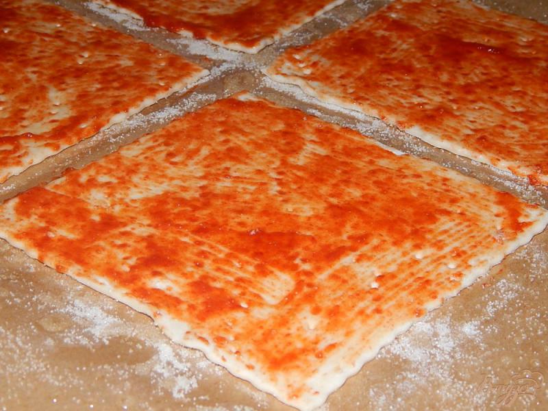 Фото приготовление рецепта: Пицца с колбасой и сыром шаг №3