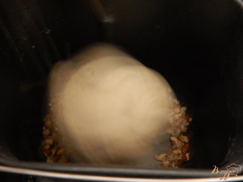 Фото приготовление рецепта: Хлеб с грецкими орехами шаг №5