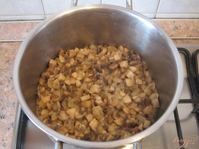 Фото приготовление рецепта: Суп с помидорами и грибами шаг №6