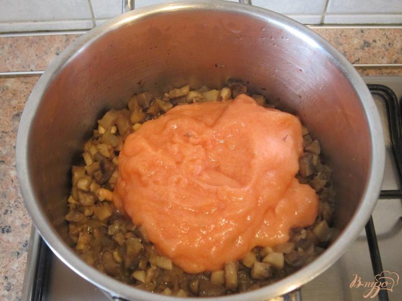 Фото приготовление рецепта: Суп с помидорами и грибами шаг №8
