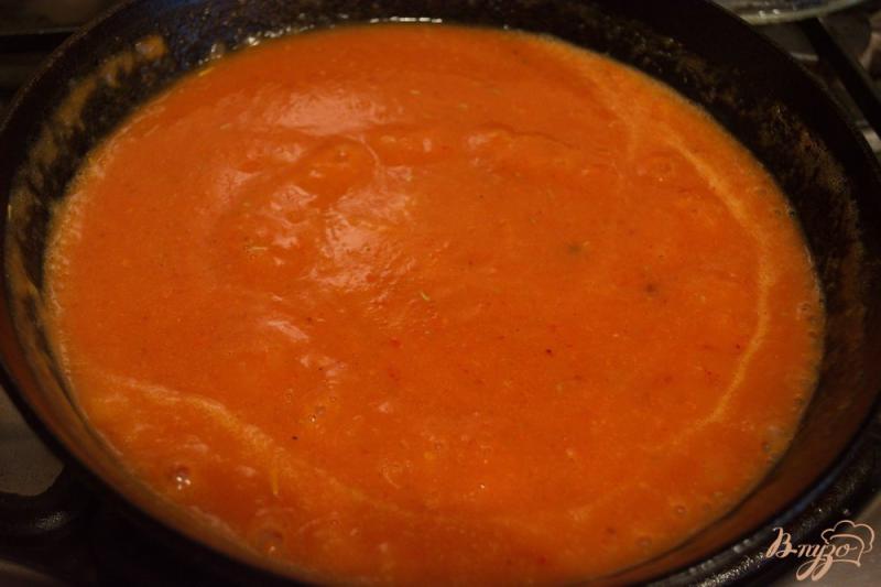 Фото приготовление рецепта: Сметанно-томатный соус для тефтелей шаг №3