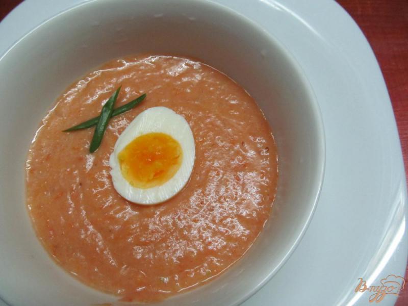 Фото приготовление рецепта: Томатный суп с яйцом шаг №8