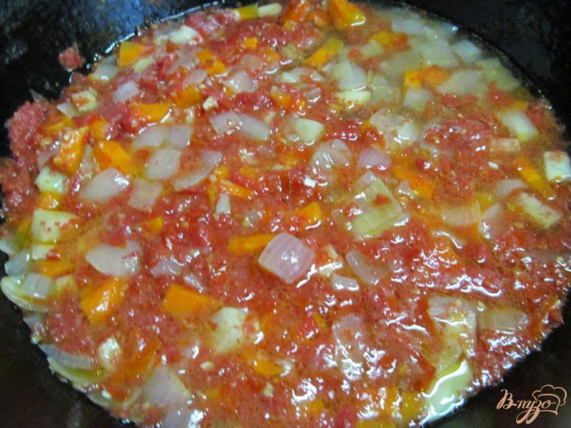 Фото приготовление рецепта: Томатный суп с яйцом шаг №4
