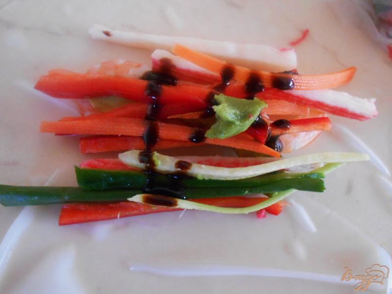 Фото приготовление рецепта: Блинчики из рисовой бумаги с креветками и овощами шаг №8