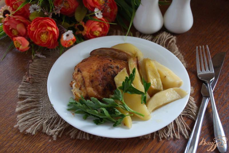 Фото приготовление рецепта: Бедрышки куриные на картофеле в духовке шаг №4